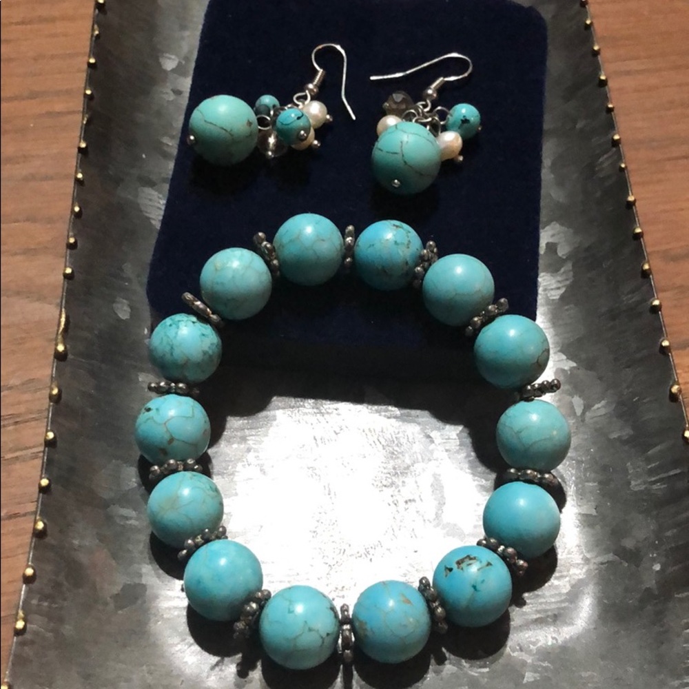5/$20- Turquoise bracelet and earrings